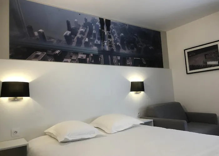 Hotel The Originals Bernay Acropole